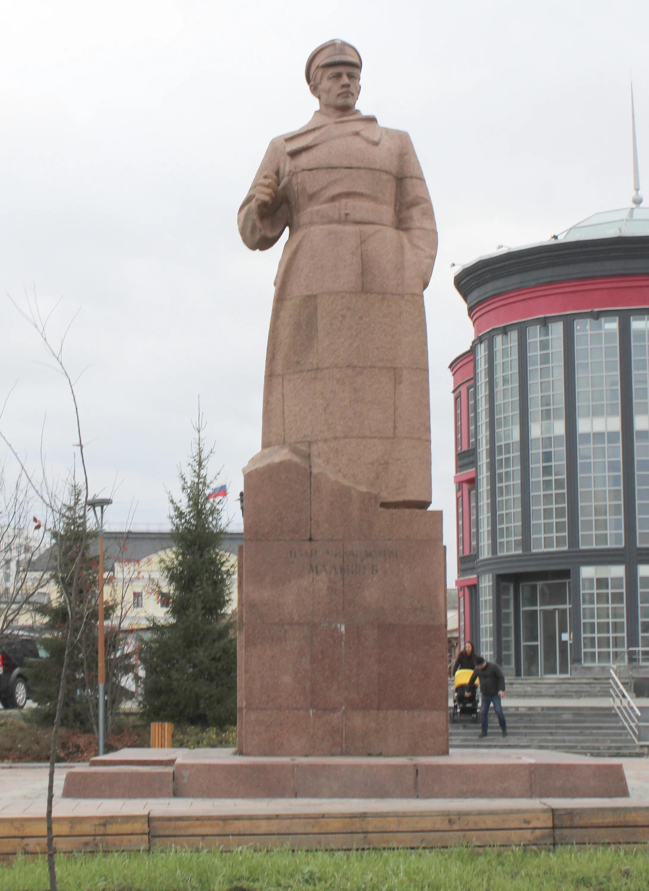 Памятник Ивану Малышеву в Екатеринбурге. Памятник Малышева в Екатеринбурге.