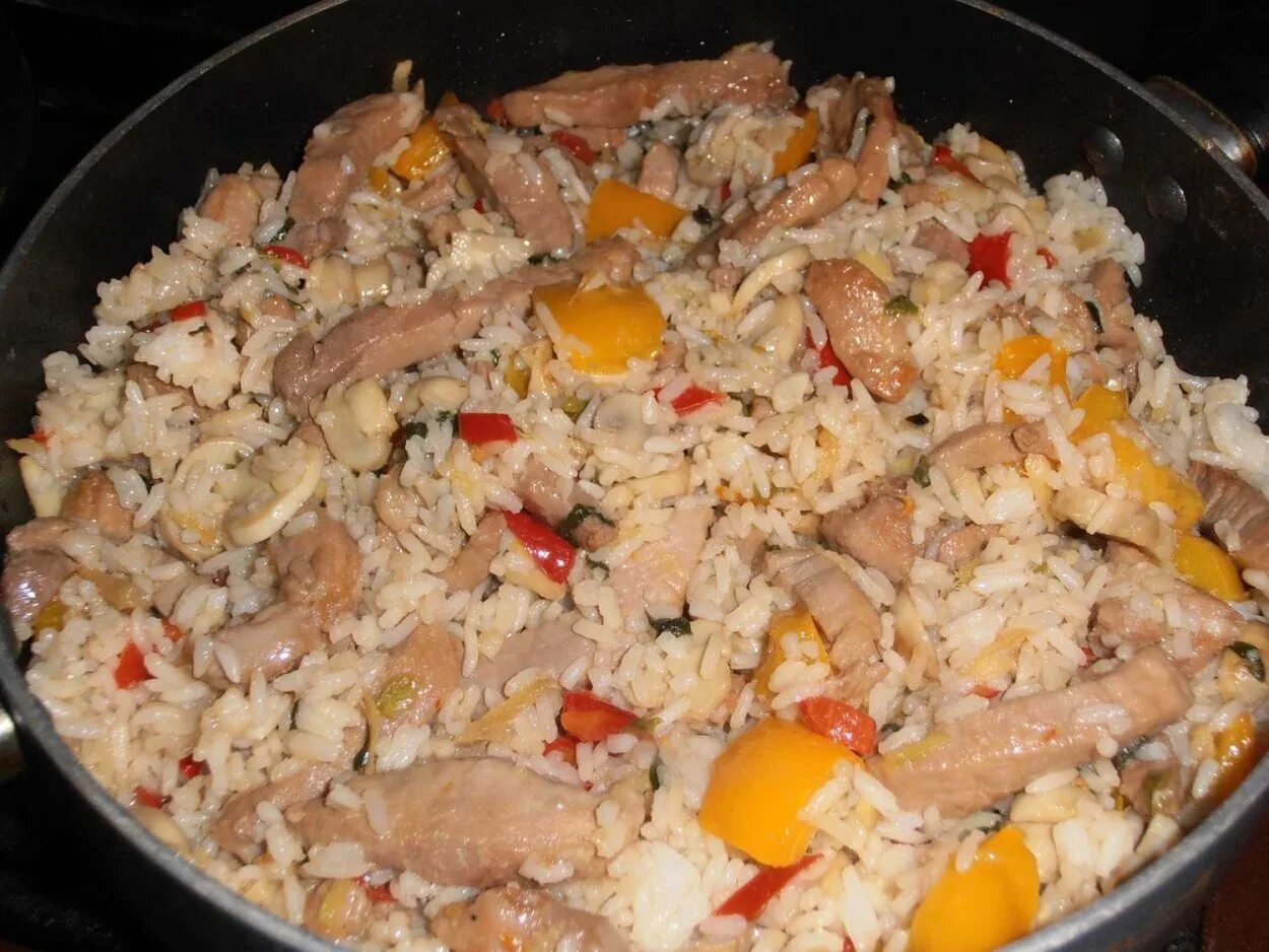 Как сварить рис с мясом. Рис с овощами. рис с мясом и овощами. рис с овощами и грибами. вареный рис с мясом.