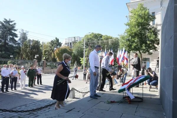 Крымский падет. Памятник вежливым людям Симферополь. День России в Крыму. Крым и Россия едины.