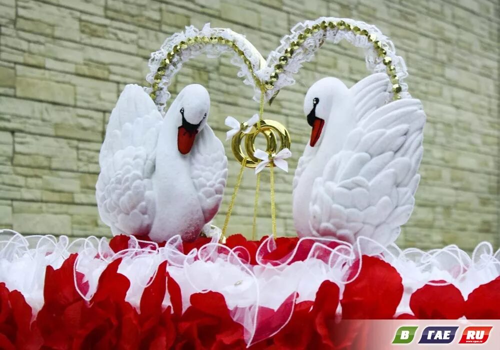 Торт лебединая верность. Свадебные украшения на машину лебеди. Свадебный торт с лебедями. Лебеди сердце. Белый лебедь свадебный.