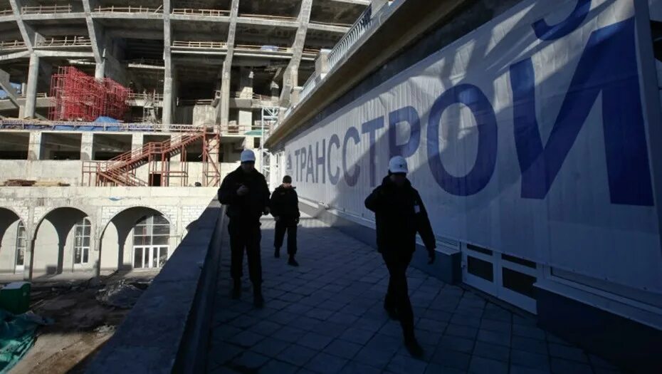 Подрядчик стадиона. Арена в строителе. Остекление стадионов. Стадион судостроитель волгоград. Кран на стадионе волгограда.