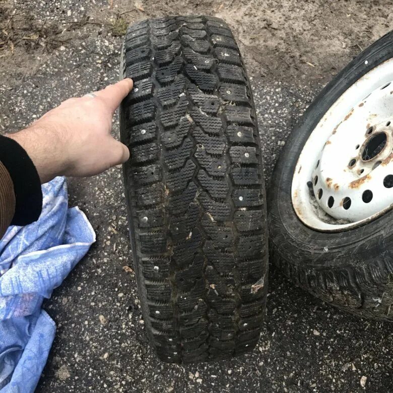 Зима 13 радиус. Шипованная резина на 13. Зимняя резина 13 радиус шипованная. Колёса зимние 13 радиус шипованные. Зимние колеса 14 на ваз кордиант.