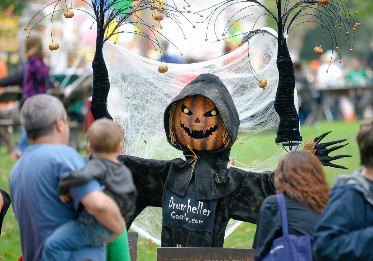 Красивые чучела для сада. Пугало огородное. Чучело какое. Чучело огородное. Чучело для сада.