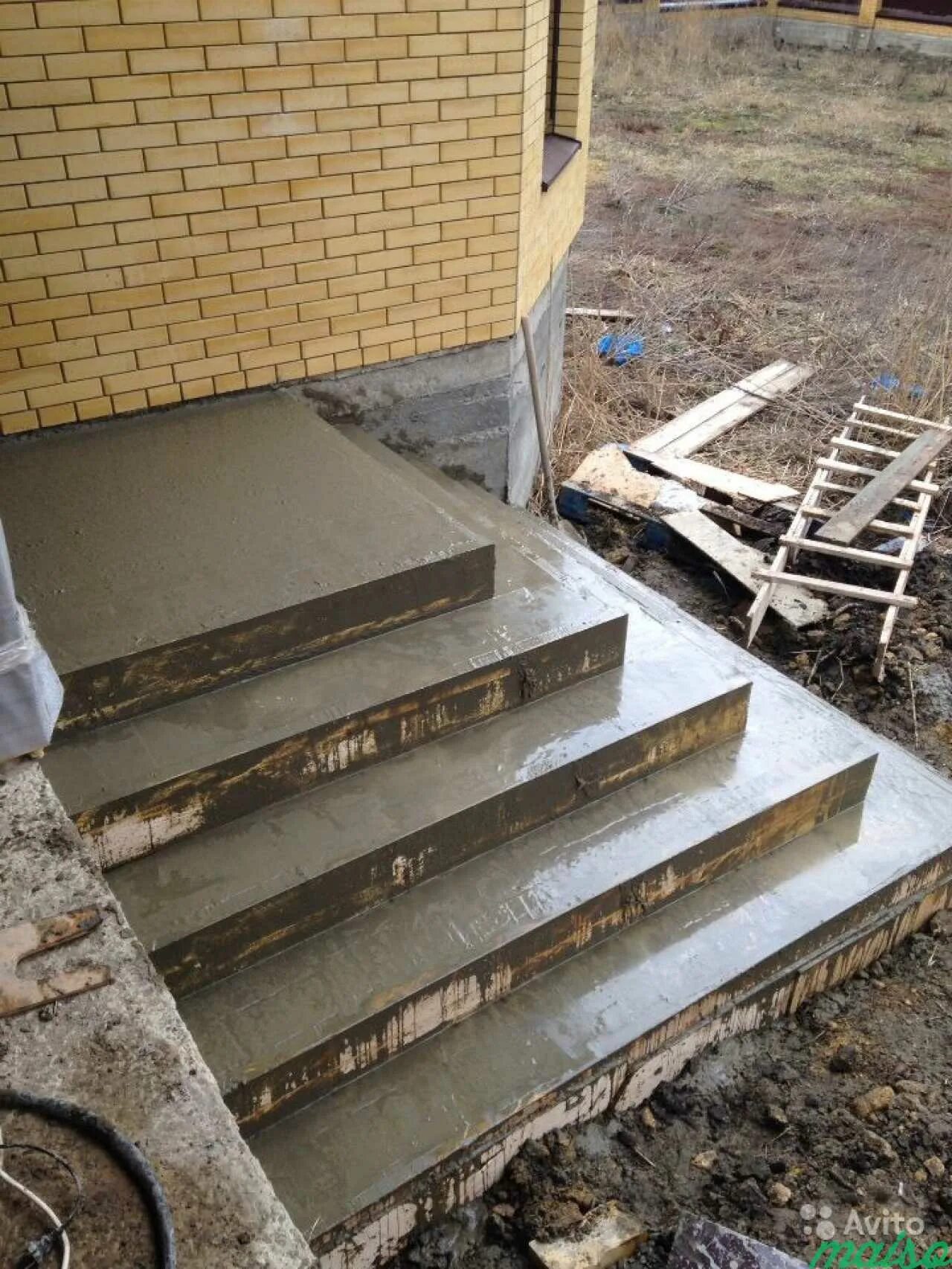 Бетонная лестница на улицу. Входные ступеньки. Ступеньки для крыльца из бетона. Уличные лестницы из бетона. Монолитные ступени уличные.