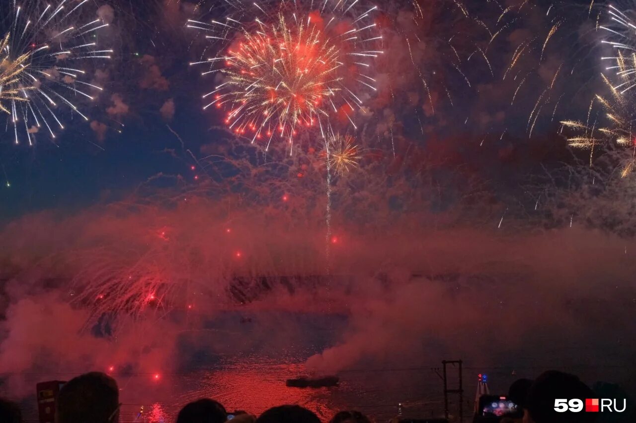 праздничный фон. фон фейерверк. салют на черном фоне. салют. фон фейерверк.