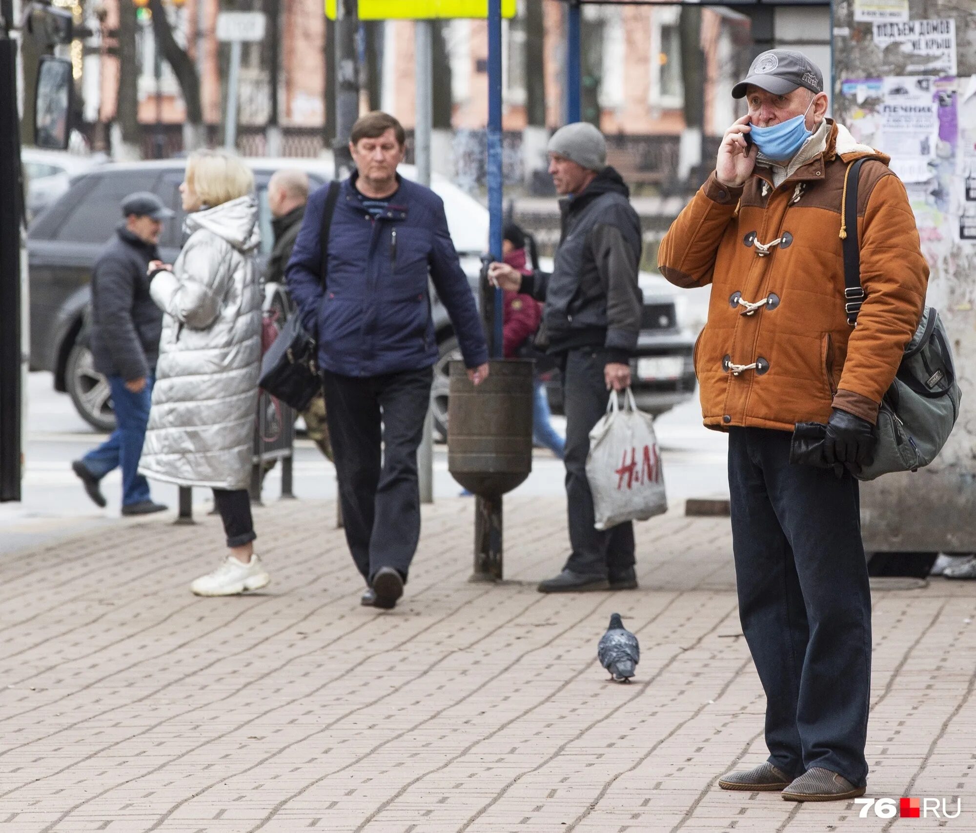 Люди на улицах городов россии. Люди на улице. Люди на прогулке в городе. Люди на улице Россия. Прогулка в городе.