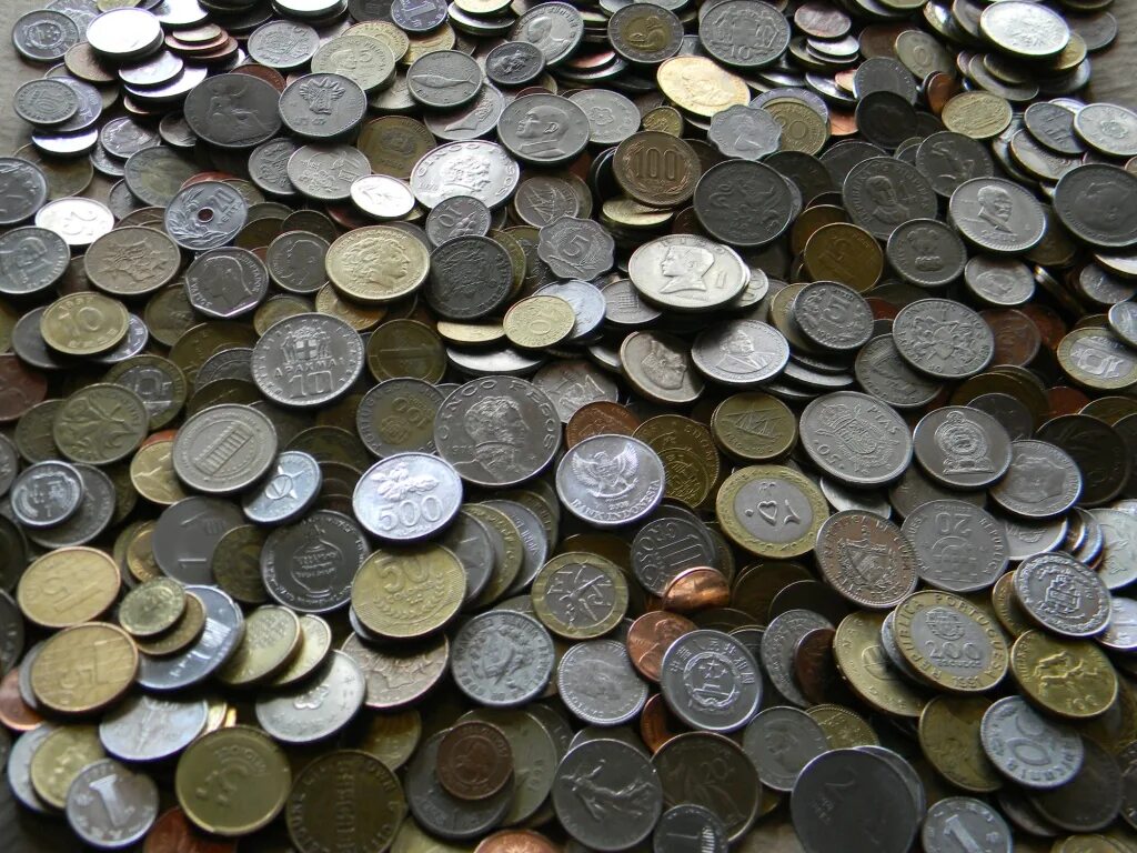 много монет. металлические деньги. много монет. коллекционные монеты. металлические деньги.