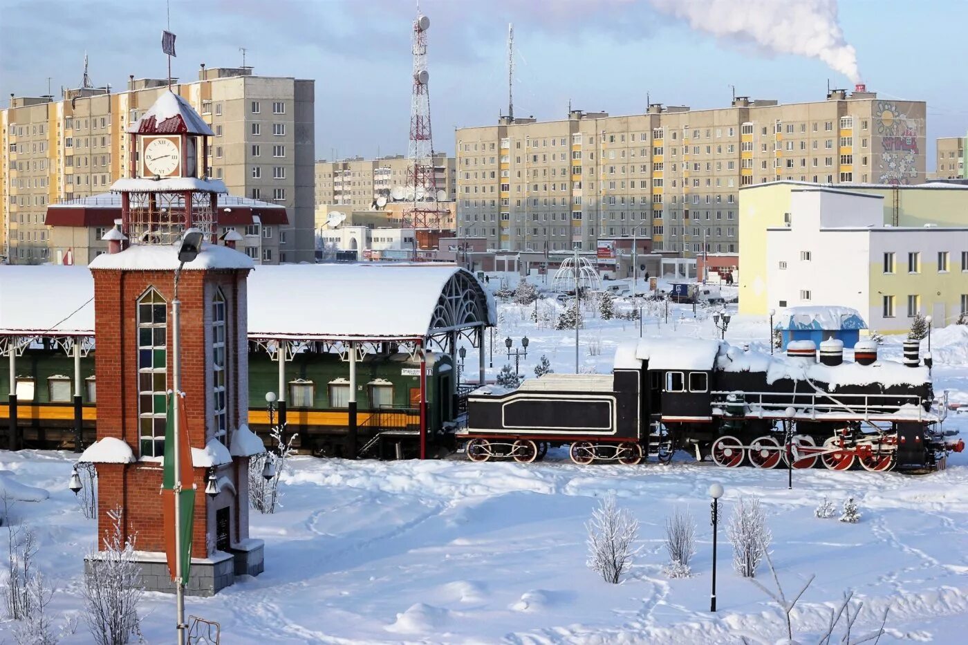 Паровозик ретро лангепас. Паровоз лангепас. Фонтан осетр лангепас. Лангепас центр города. Лангепас паровоз ретро.