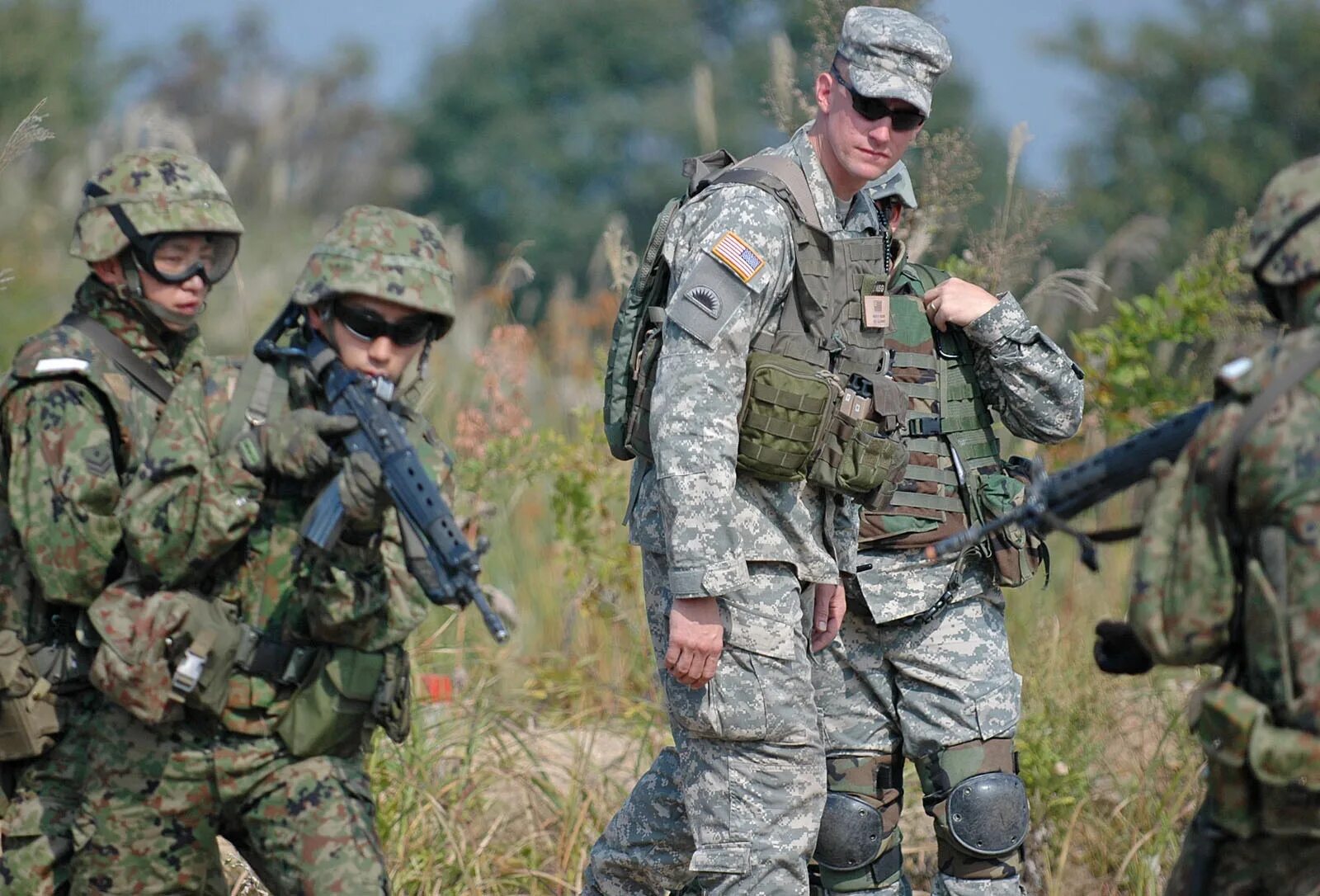 He joined army. Британский военный встретился с прикладом. Войска филиппин. He joined army. Rotc us.