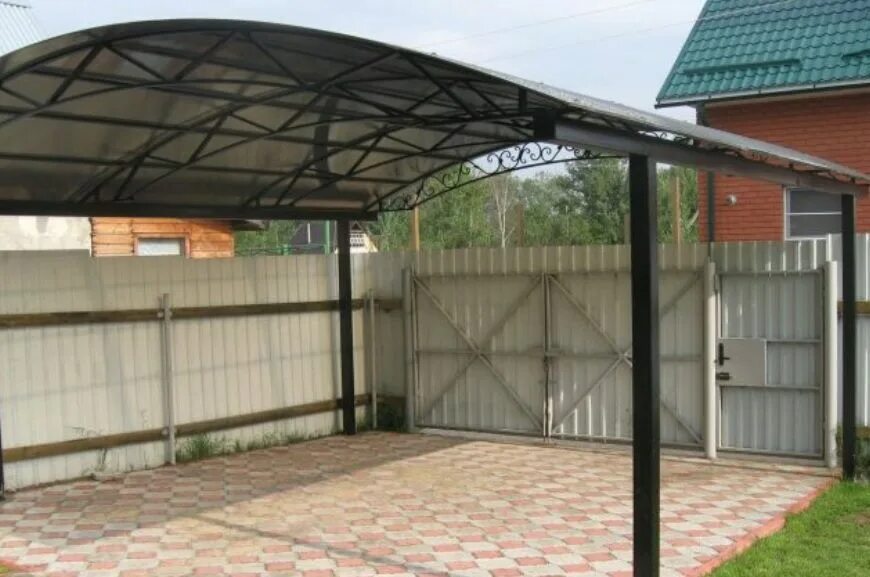 На каком расстоянии навес от забора. Навесы для автомобилей. навес под машину. металлический навес для машины. навесы для автомобилей из металла.