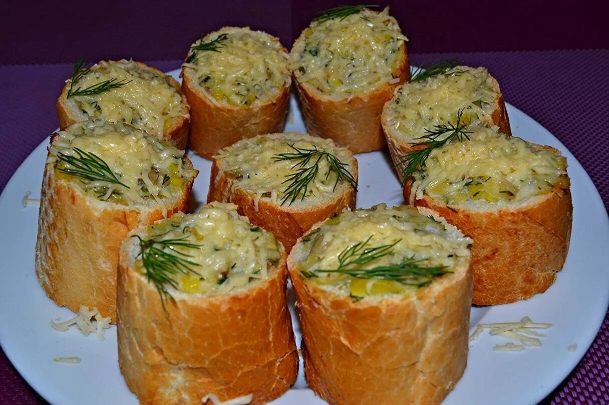 горячие бутерброды с сайрой. тартинки со шпротами. батон с рыбой. бутер с семгой. бутерброды с малосольной семгой.