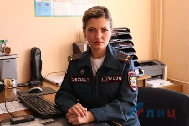Девочка бывший сотрудник. Женщина в участке полиции. Менеджер по персоналу. Татьяна зимина полицейский. Молодой полицейский.