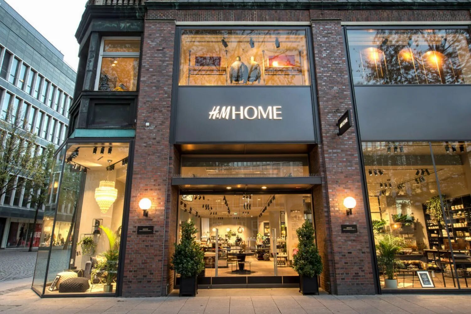 H store. Витрина h m. H M Home витрина. H M Home магазины. Магазин h&m здание.