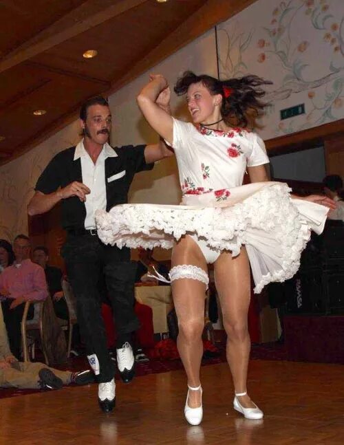 танцует без нижнего белья. трусы в народных танцах. трусы для танцев. упс в народном танце. под юбкой танцующих.