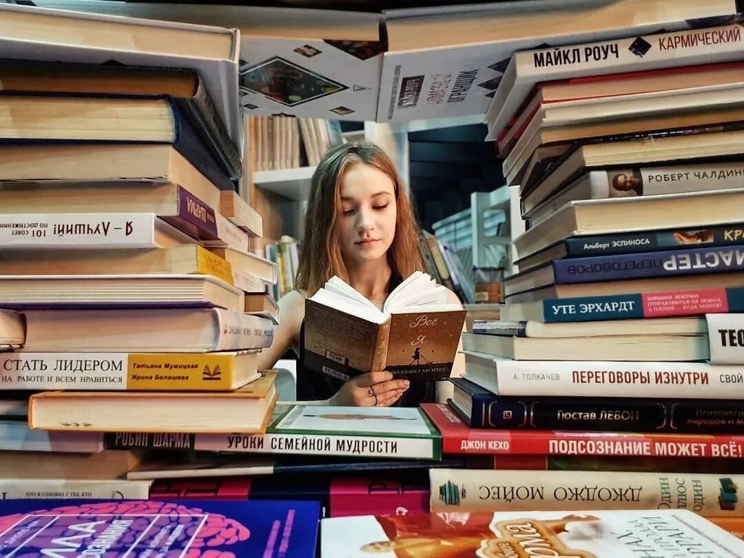 Как читать несколько книг. Книга библиотека. креативная фотосессия в библиотеке. фотосессия с книжками в библиотеке. книга человек.