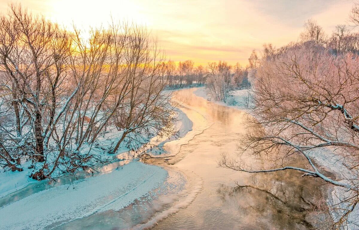 Река зимой окружающий мир. Зима оренбуржья река. река зимой. берег реки зимой. река воря зимой.