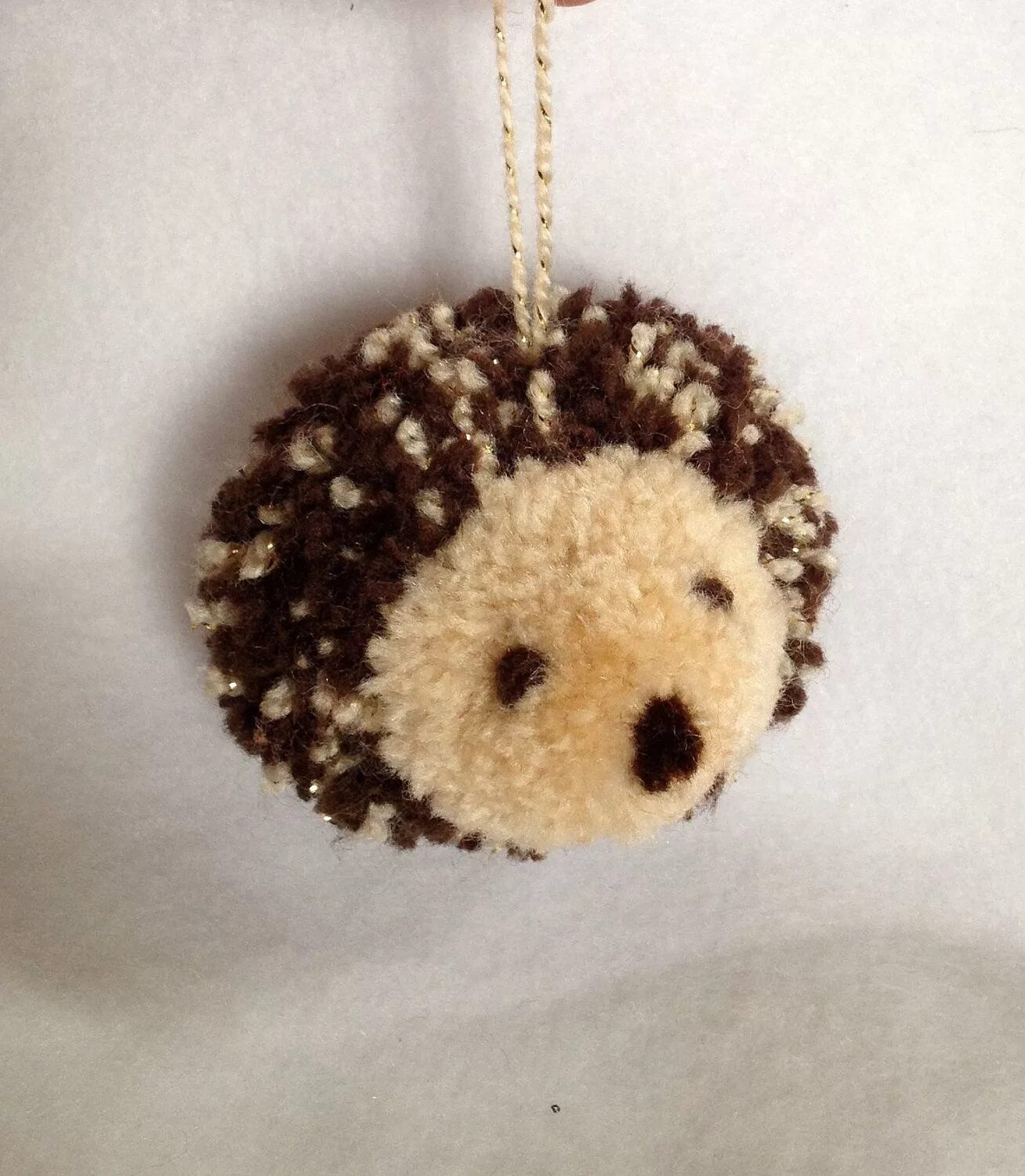 Ежик из пряжи своими руками. Ежик из помпонов. Ёжик из помпонов своими руками. Игрушки из помпонов. Ежик из помпонов.