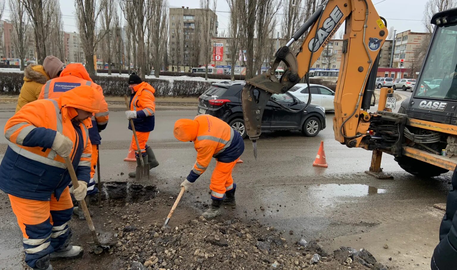 Дорожные работы. Идут ремонтные работы. Прорыв трубы канализации. Воронеж прорыв трубы. Voronezh rvk