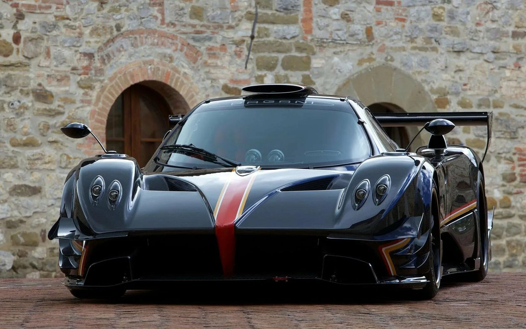 Спорткар Pagani Zonda. Pagani Zonda суперкары. Пагани зонда революшен. Пагани зонда 1. Крутые тачки в мире