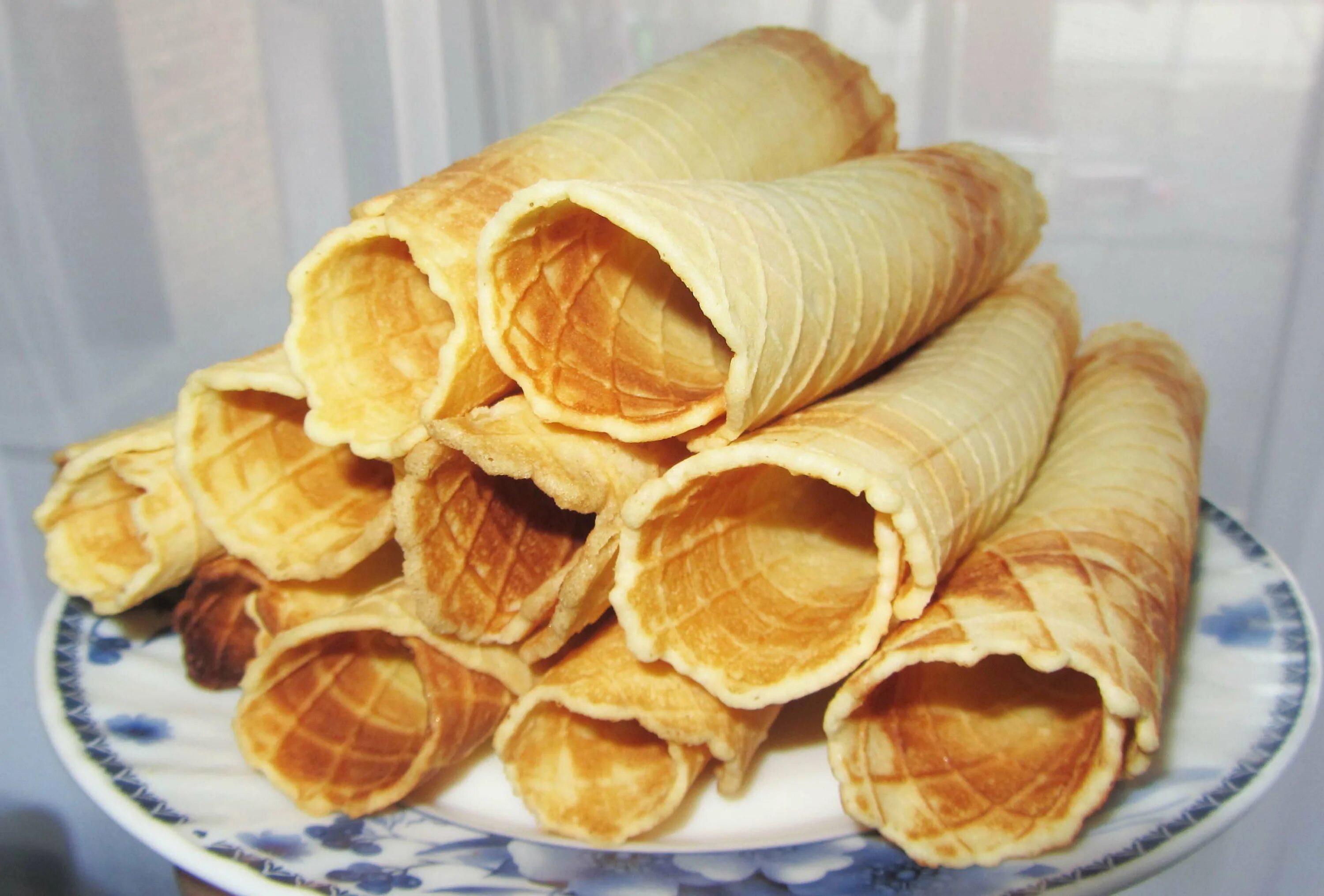 Вафельные трубочки в электровафельнице. Вафельные трубочки со сгущенкой. Трубочки из вафельницы. Вафельные трубочки в электровафельнице. Мультипекарь вафли трубочки.