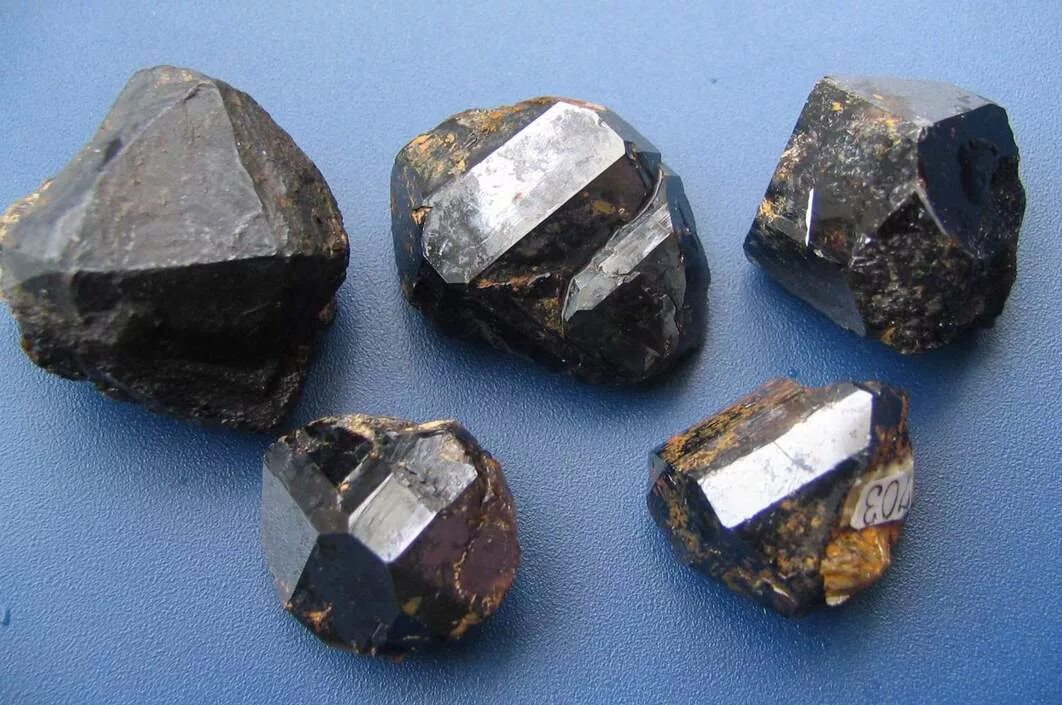 Олово касситерит и. Касситерит формула. Оловянная руда касситерит. Оловянная руда касситерит. Полезные ископаемые олово.