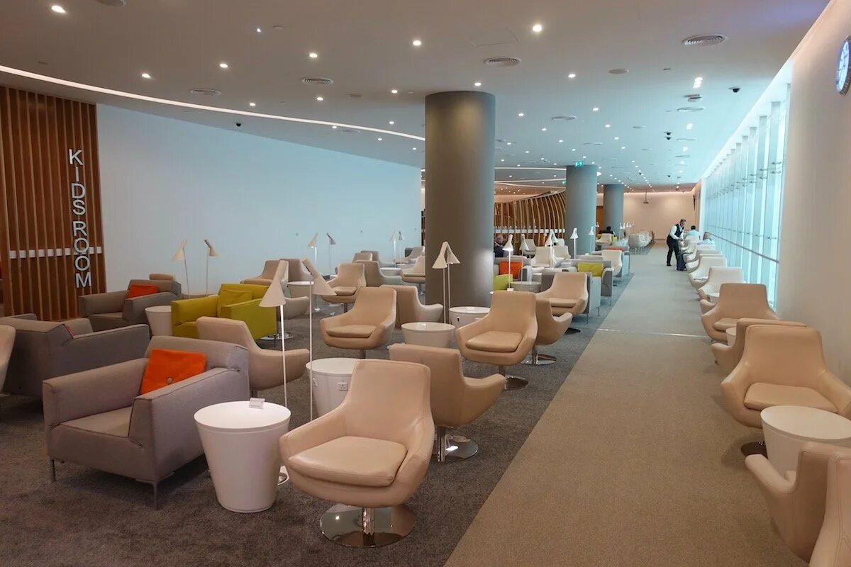 Бизнес залы шереметьево сбербанк. Skyteam Lounge Дубай. Бизнес зал Хабаровск аэропорт. Аэропорт Хабаровск вип зал. Бизнес зал Анталия аэропорт.