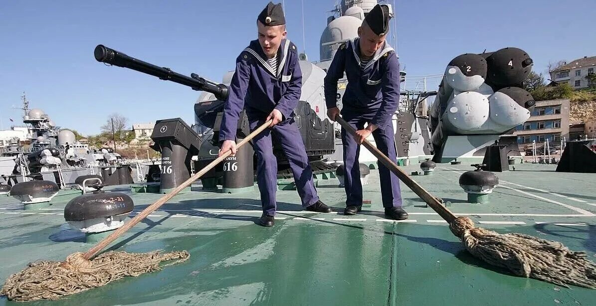 Мытье палубы
