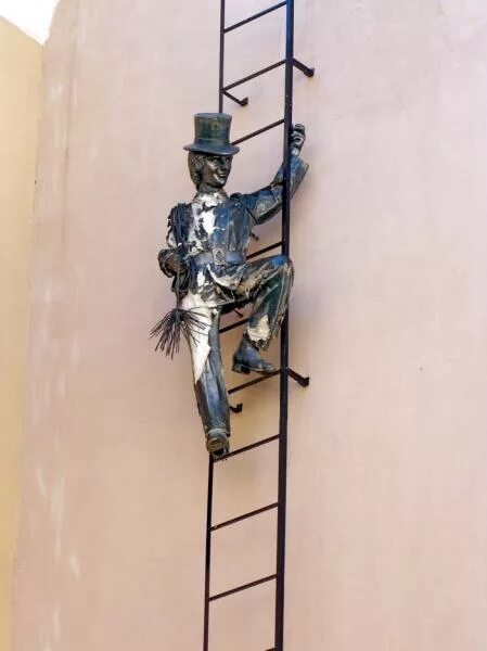 Скульптура трубочист. Трубочист спб. Скульптура трубочиста в санкт-петербурге. Памятник трубочисту в санкт-петербурге. Памятник трубочисту в санкт-петербурге.