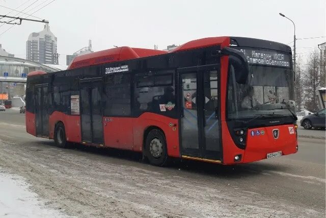 Метро автобус казань. Автобус МАЗ Казань. Автобус МАЗ красный. Троллейбус Казань. Красный автобус Казань.