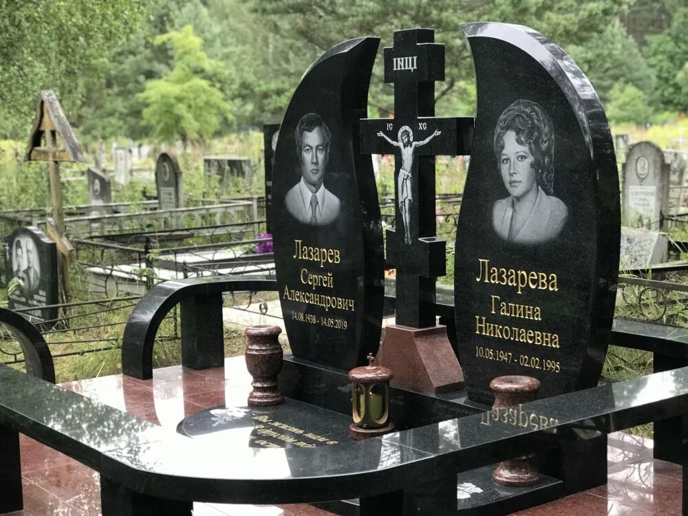 Памятники двойные из гранита. Надгробные плиты из гранита на двоих. Памятники на могилу для двоих родителей. Семейные памятники из гранита. Памятники мрамор на две могилы.