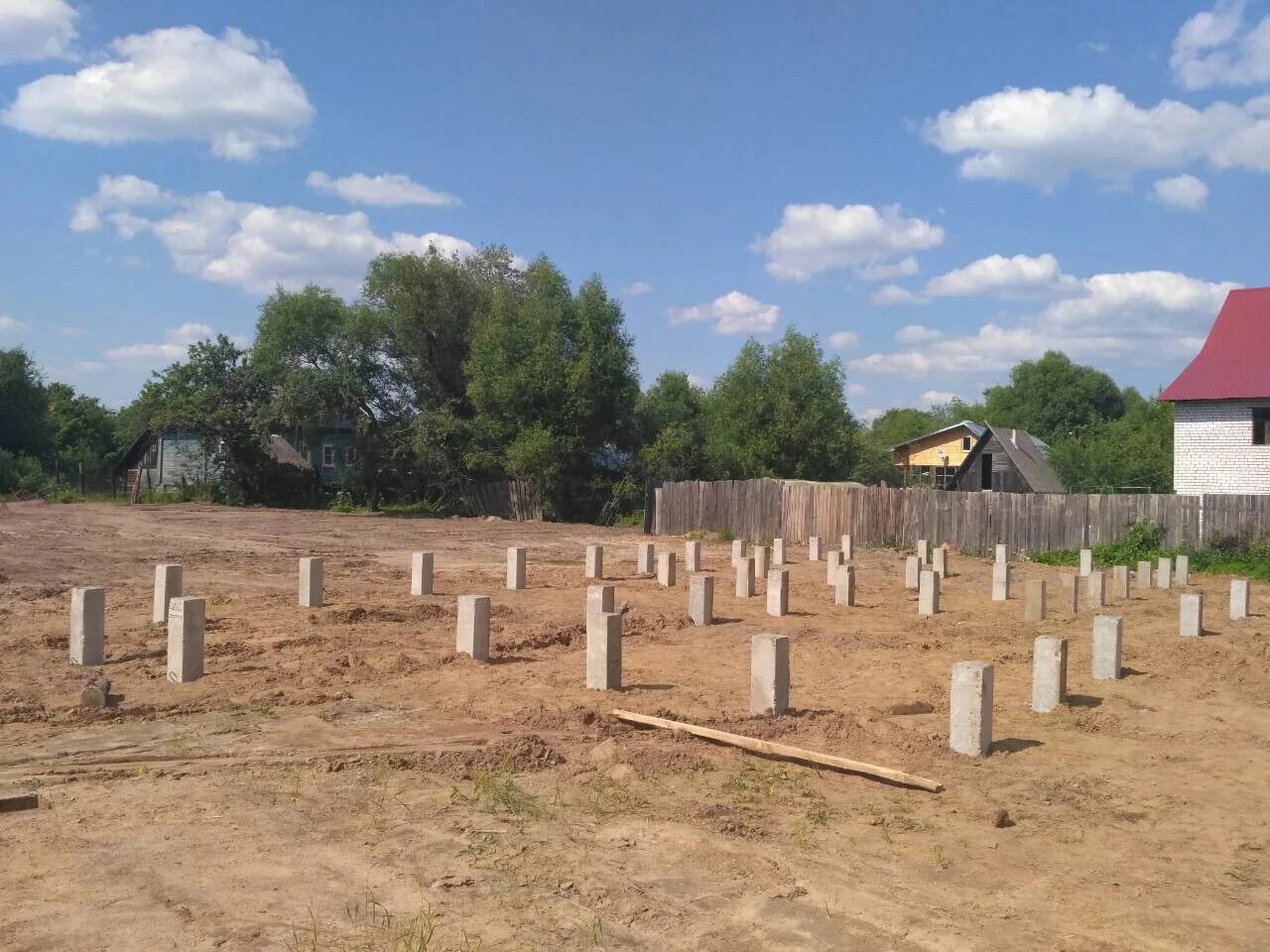 Поле свай. Свайное поле. Деревянный ростверк на винтовых сваях. Эндбери забивные сваи. Свайное поле забивных свай.