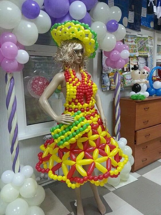 платье из надувных шариков. платье из надувного шара. сделать платье из шариков. сделать платье из шариков. платье из шаров.