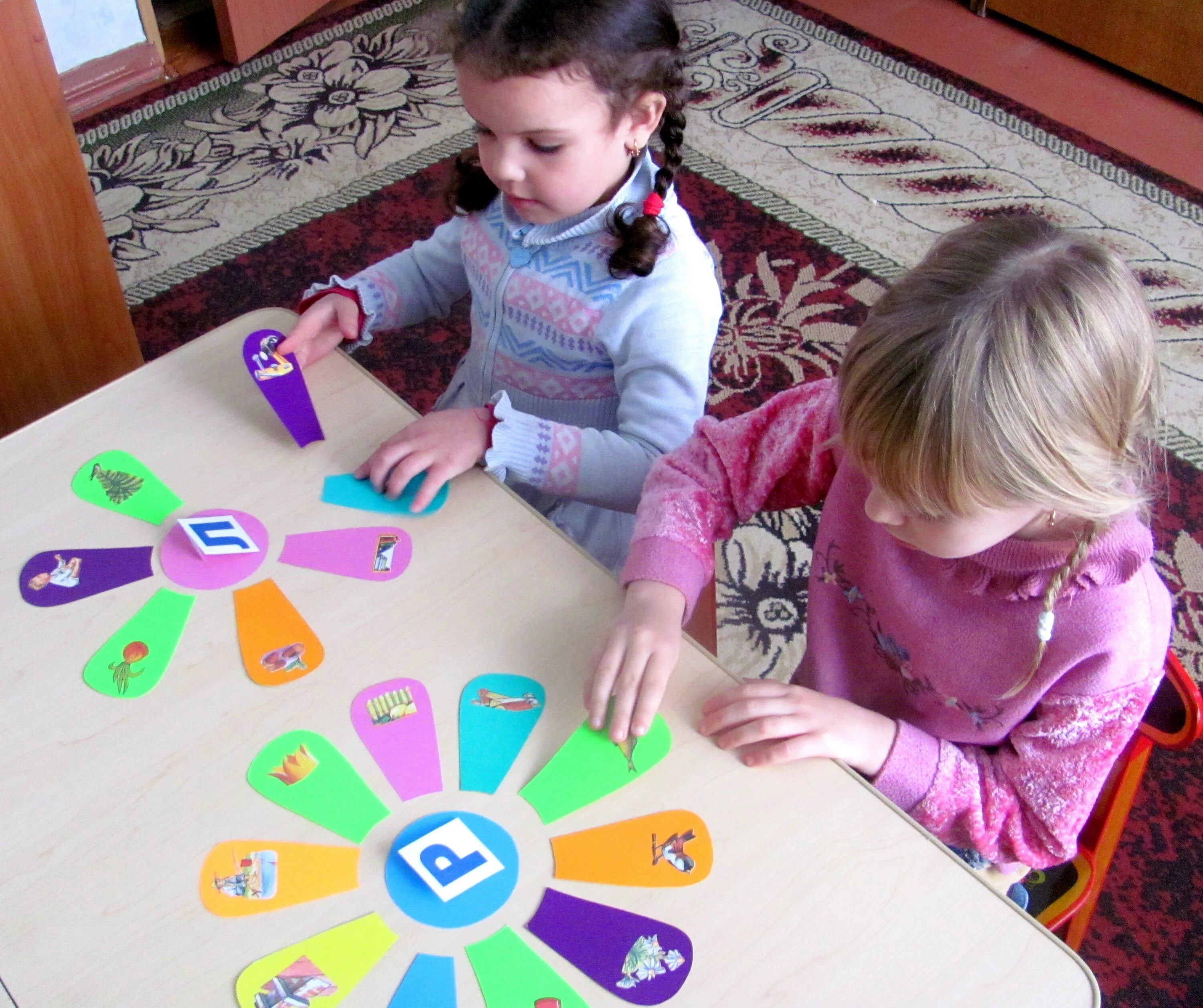 Интерактивная игра для старшей группы. Развивающие игрушки для логопеда. Дети на занятии в детском саду. Игровые пособия в детском саду. Дидактические игрушки для дошкольников.
