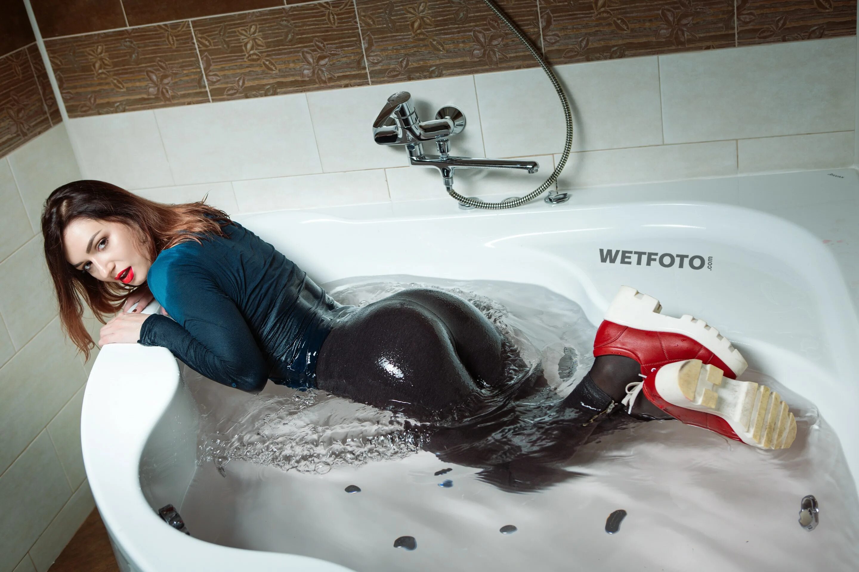 Мокрая в ванной. Мокрая в ванной. Кимберли фостер wetlook. Фотосет в ванной. Фото в ванной в белой рубашке.