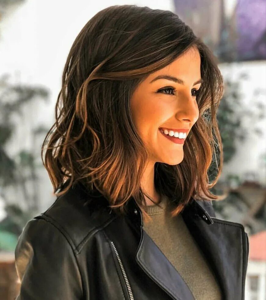 Стрижка на густые волосы. Красивые стрижки. Стрижка боб гарсон для женщин за 40. Стрижка на густые волосы. Градуированный боб каскад на средние волосы с челкой.