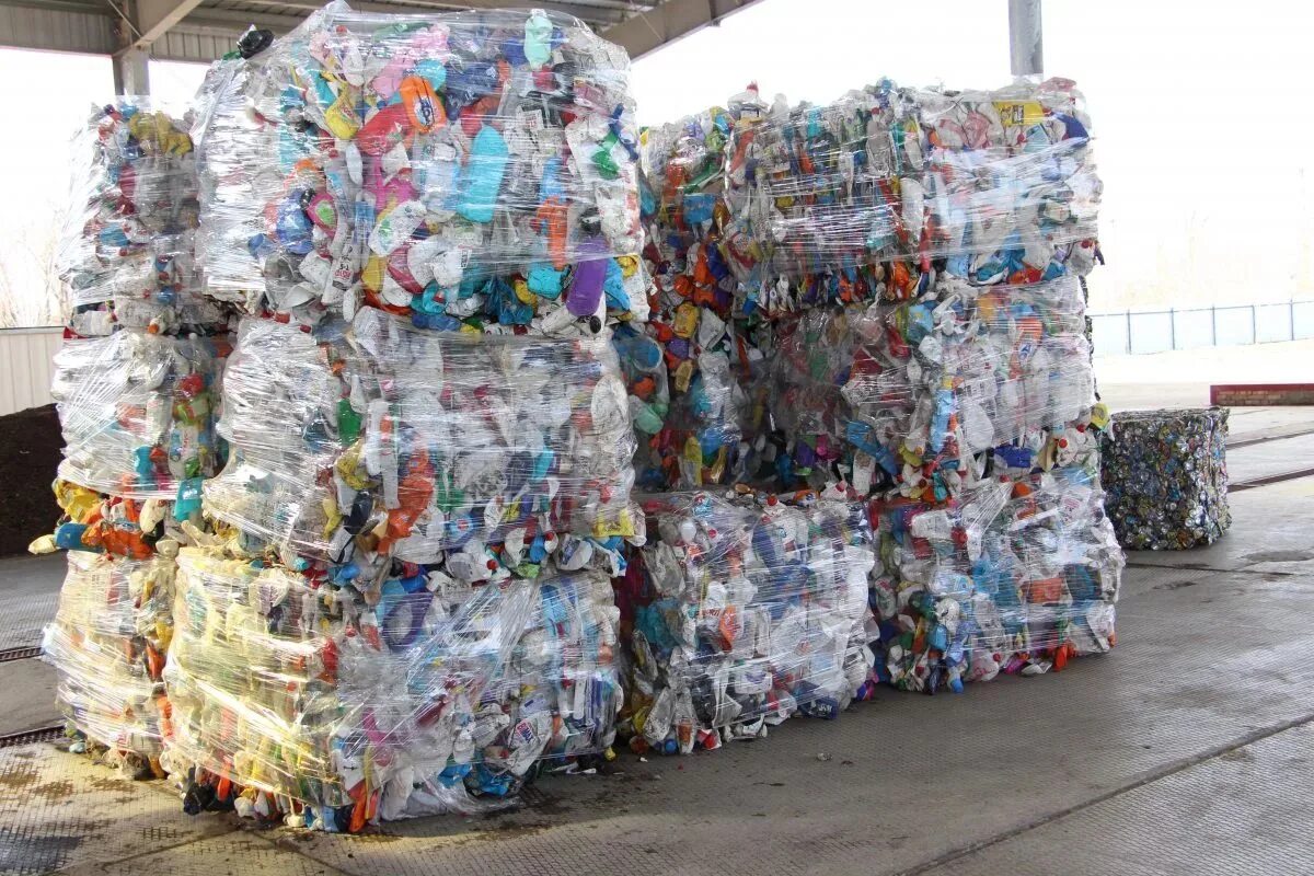Переработки бумажных отходов. Вторсырьё пластик. Вторичное сырье. Вторсырье из пластика. Утилизация макулатуры.