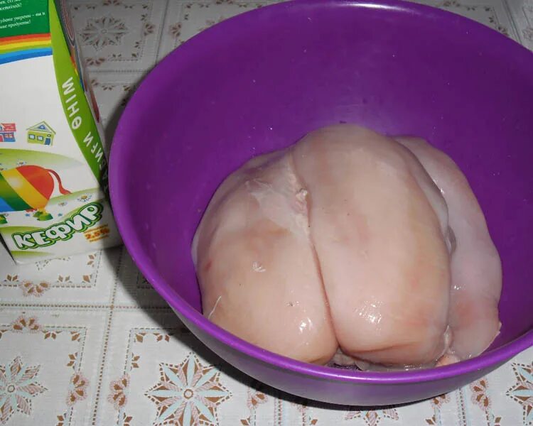Куриное филе в кефире. Тушеная куриная грудка в кефире.