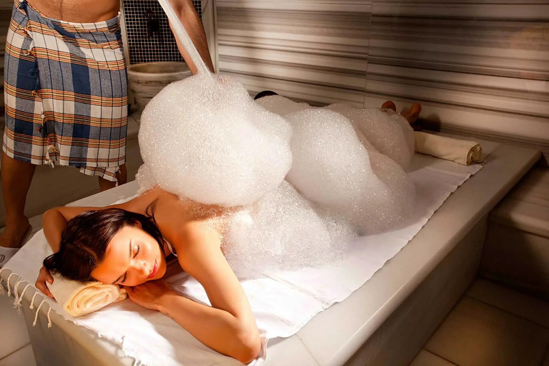 Пенный массаж. Турецкий пенно мыльный массаж. Пенный массаж. Пенный пилинг массаж. Турецкий мыльный массаж хамам.