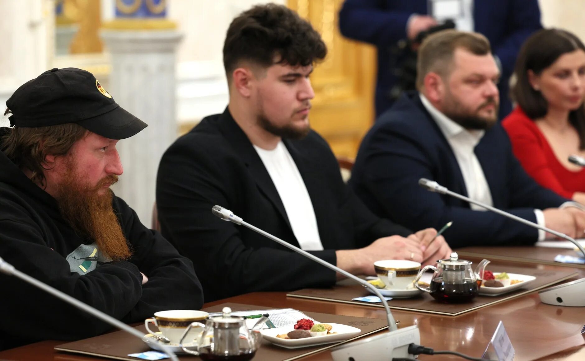 Девушка рядом с путины. Встреча с военным корреспондентом. Встреча с военным корреспондентом. Встреча с военным корреспондентом. Встреча с военным корреспондентом.