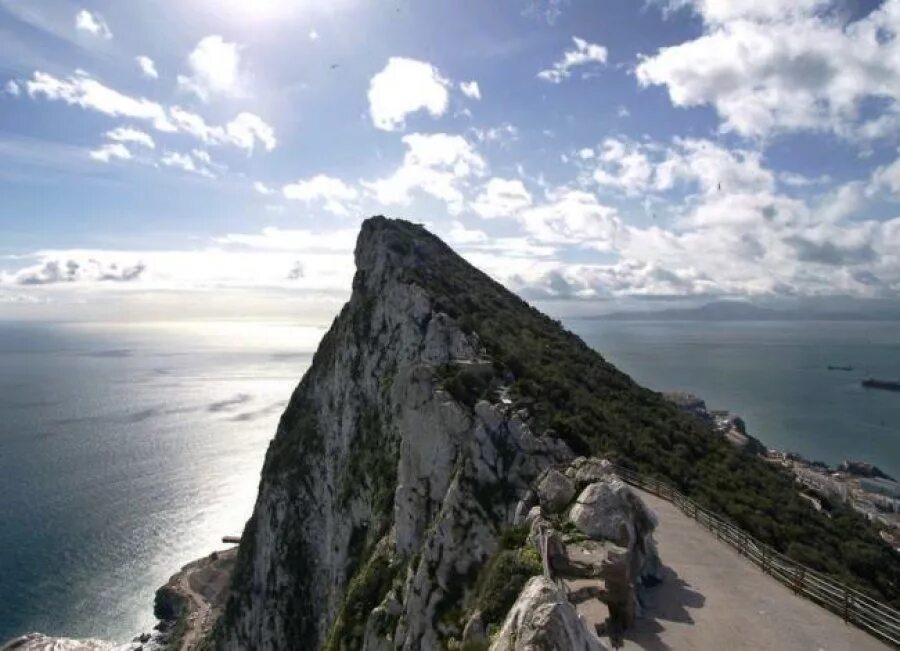 Гибралтарская скала достопримечательности гибралтара. Гибралтарская скала гибралтар. Гибралтарская скала крепость. Гибралтарская скала достопримечательности гибралтара. Гибралтарская скала, великобритания.