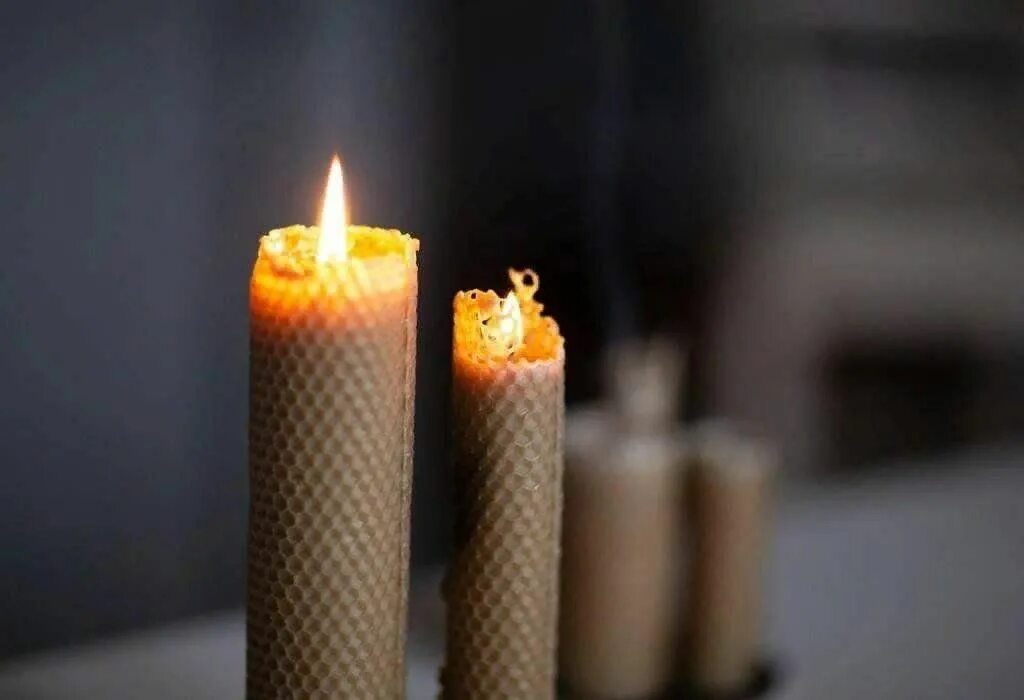 Свечи из вощины. Горящие свечи из вощины. Горение свечи из вощины. Свечи из вощины Эстетика.