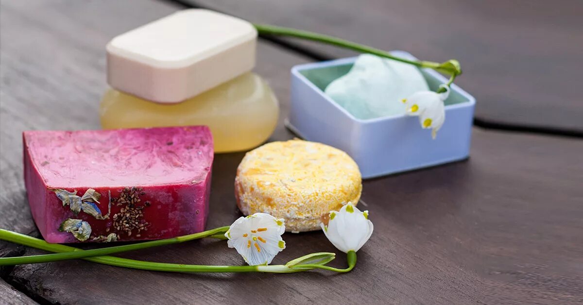Soap different. Твёрдый шампунь для волос. мыло шампунь для волос. твердый шампунь для волос design soap. девушка с твердым шампунем.