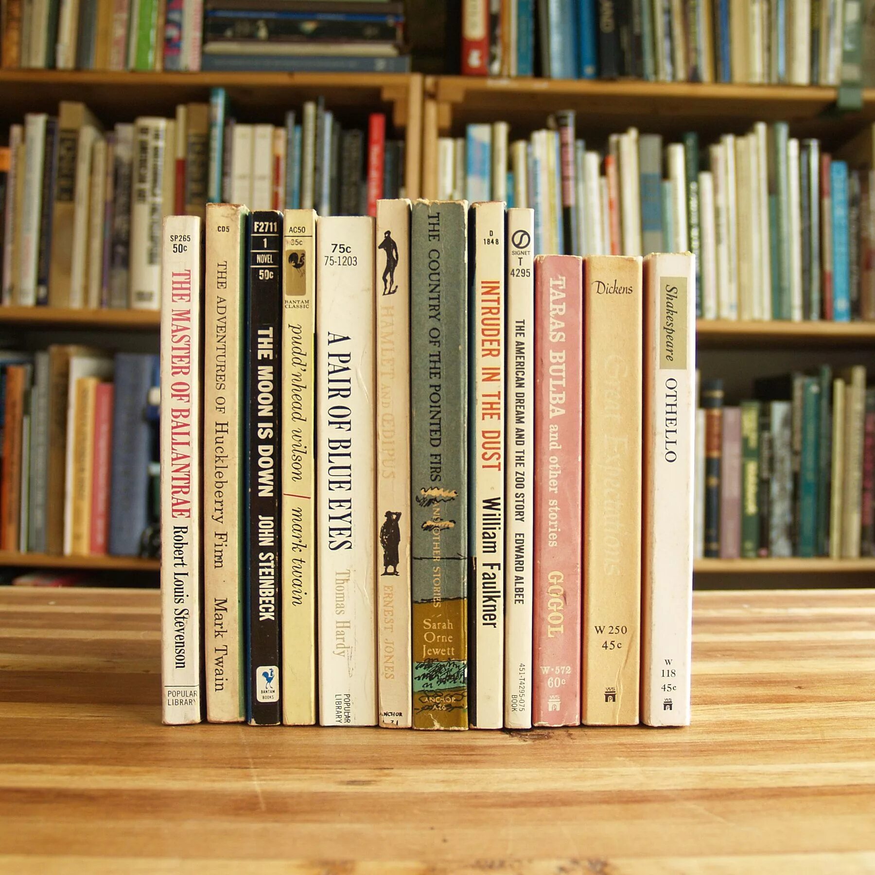 Что можно почитать из классиков. Полка с книгами классиков. книги классика книжная полка. книжная полка русских классиков. полка с книгами классики.