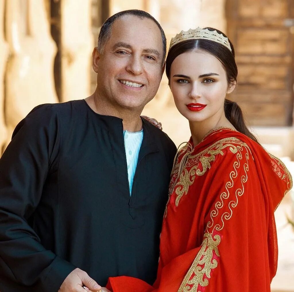 Осам фати рабах аль шариф. Осама фати. Ксения дели свадьба. Ксения дели и егор крид. Осам фати рабах аль шариф.