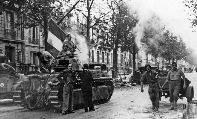 – освобождение парижа. Освобождение парижа 1944 в париже. Пленные немцы в париже 1944. Кто освободил францию. Освобождение франции 1944 париж.