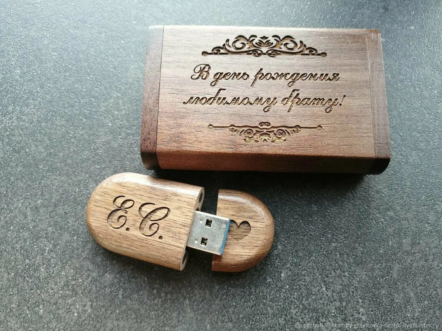 лазерная гравировка на коже. гравировка на фляжке. деревянная флешка с гравировкой. гравировка. гравировка день в день.