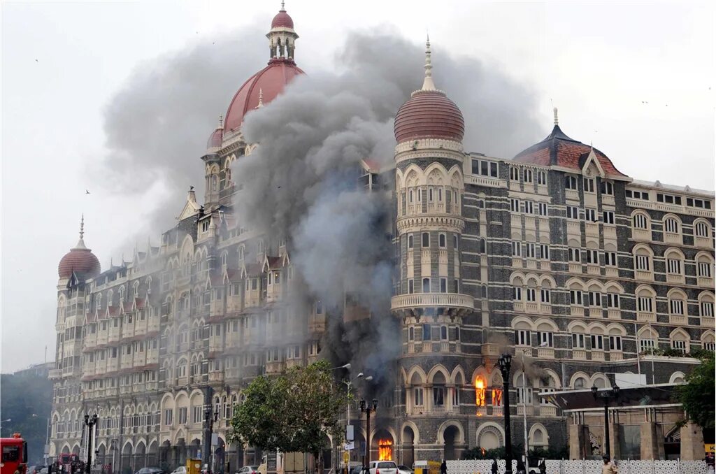 Отель Тадж Махал в Мумбаи теракт 2008. Теракт в Индии 2008 отель Тадж Махал. Отель Тадж Махал в Мумбаи 2008. 26 Ноября 2008 отель Мумбаи. 10 ноября 2008