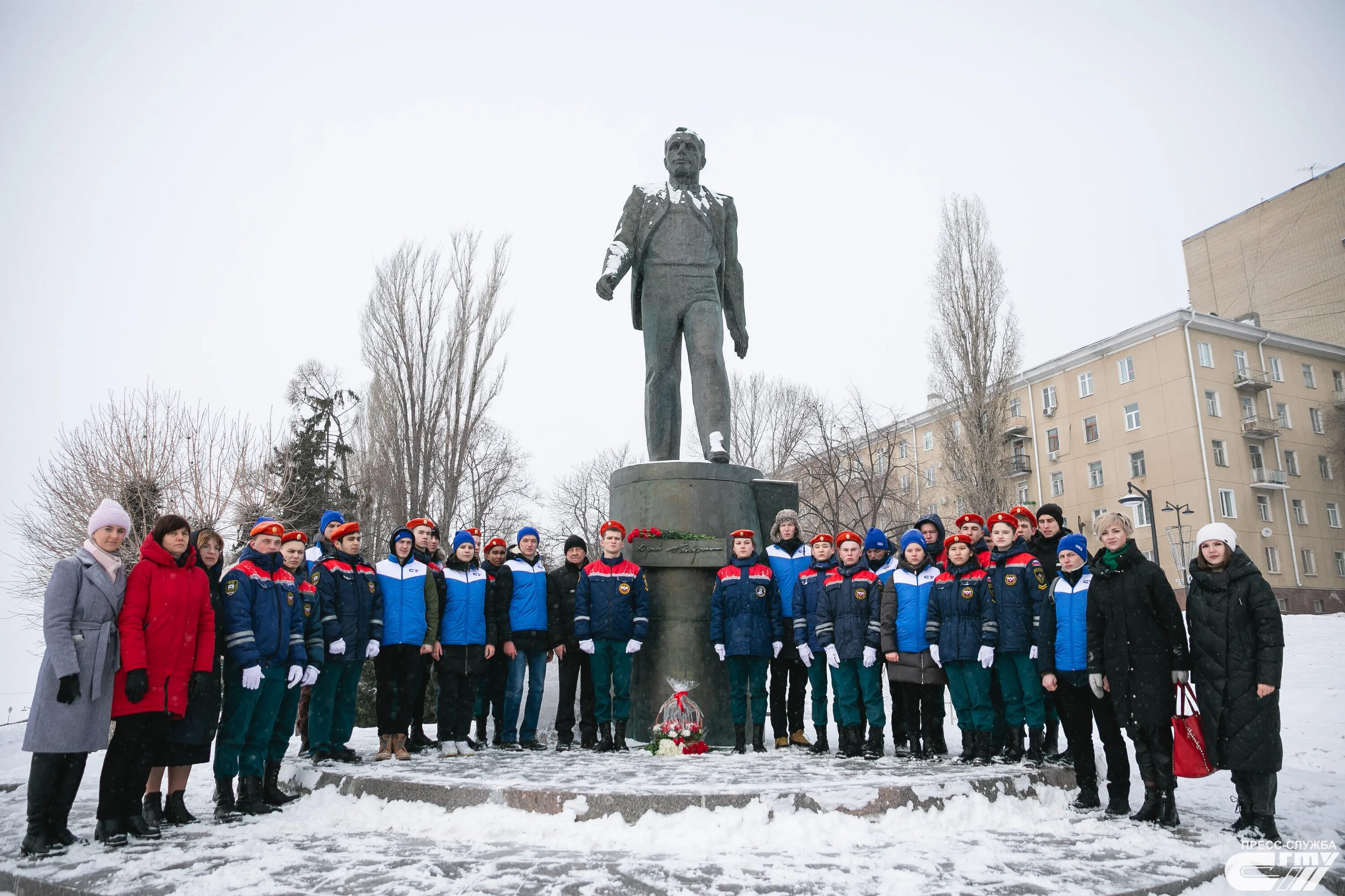 Возложение цветов к памятнику Гагарина в Оренбурге. Памятники землепроходцам. Памятник космонавтам. Памятник имени Юрия Гагарина. 10 ноября рабочий