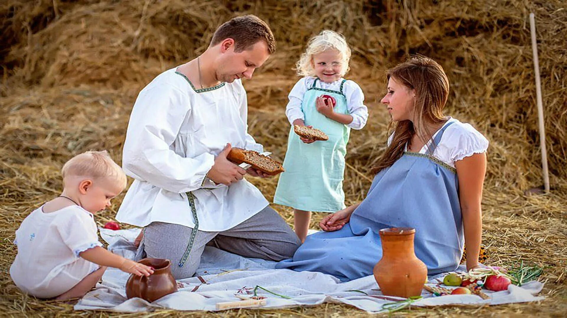 Со своими родными женой и. О семье христианской. Славянская семья. Счастливая Славянская семья. Счастливая православная семья.