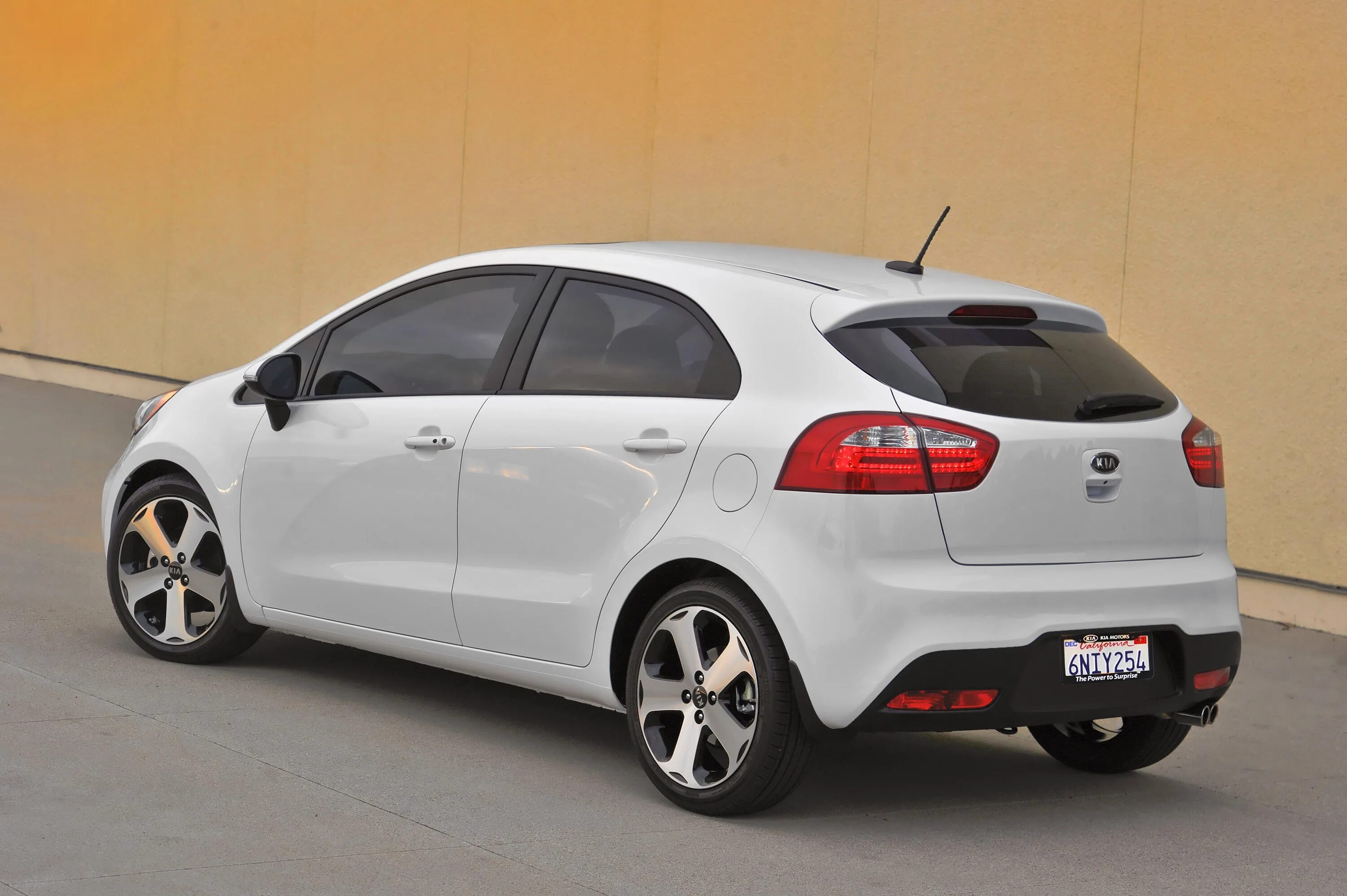 Рио хэтчбек 2013. Kia Rio Hatchback 2012. Kia Rio 2012 хэтчбек. Kia Rio 2014 хэтчбек. Киа Рио хэтчбек 2015 белый.